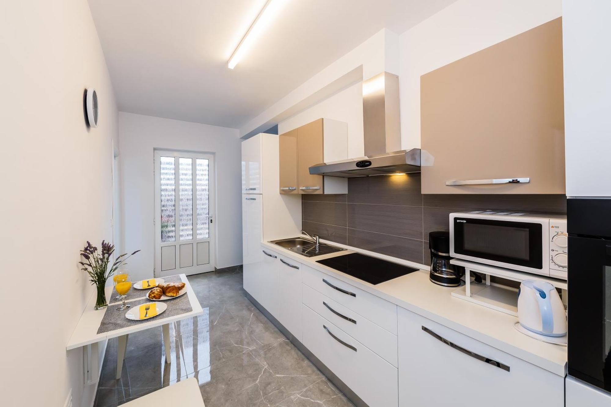 Apartmani Ujakovic Kaštela エクステリア 写真