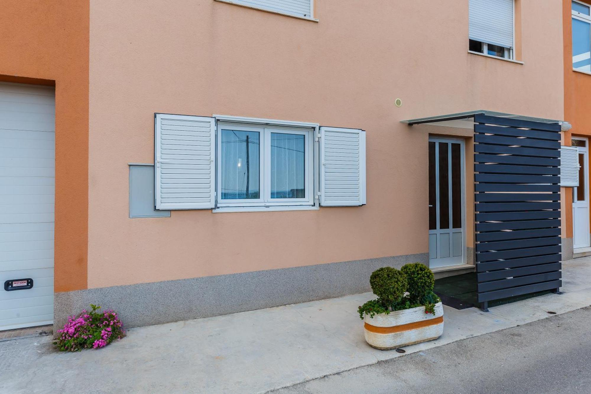 Apartmani Ujakovic Kaštela エクステリア 写真