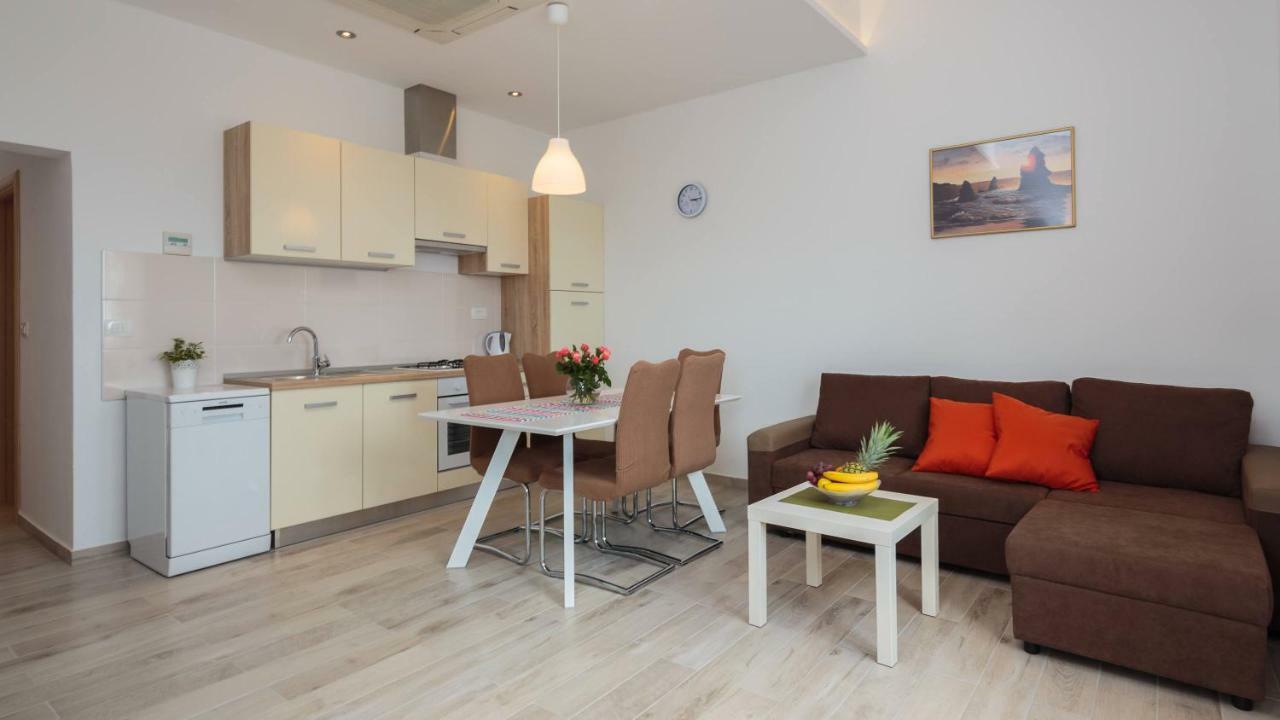 Apartmani Ujakovic Kaštela エクステリア 写真