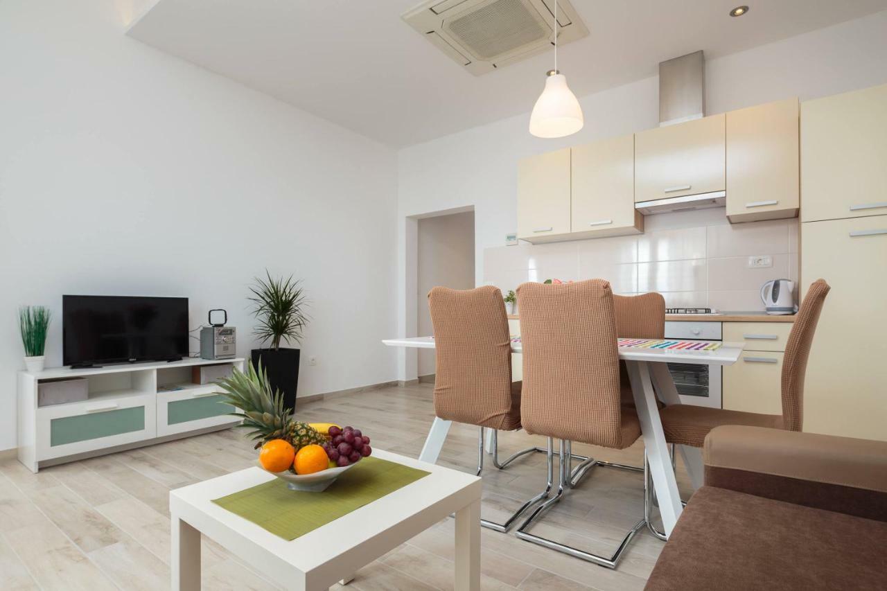 Apartmani Ujakovic Kaštela エクステリア 写真